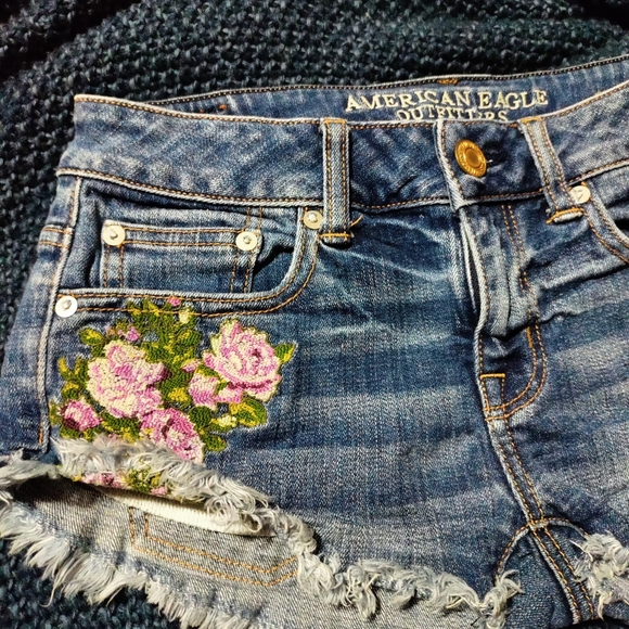 American Eagle Rose Embroidered  Shorts Size 00 - Picture 2 of 13